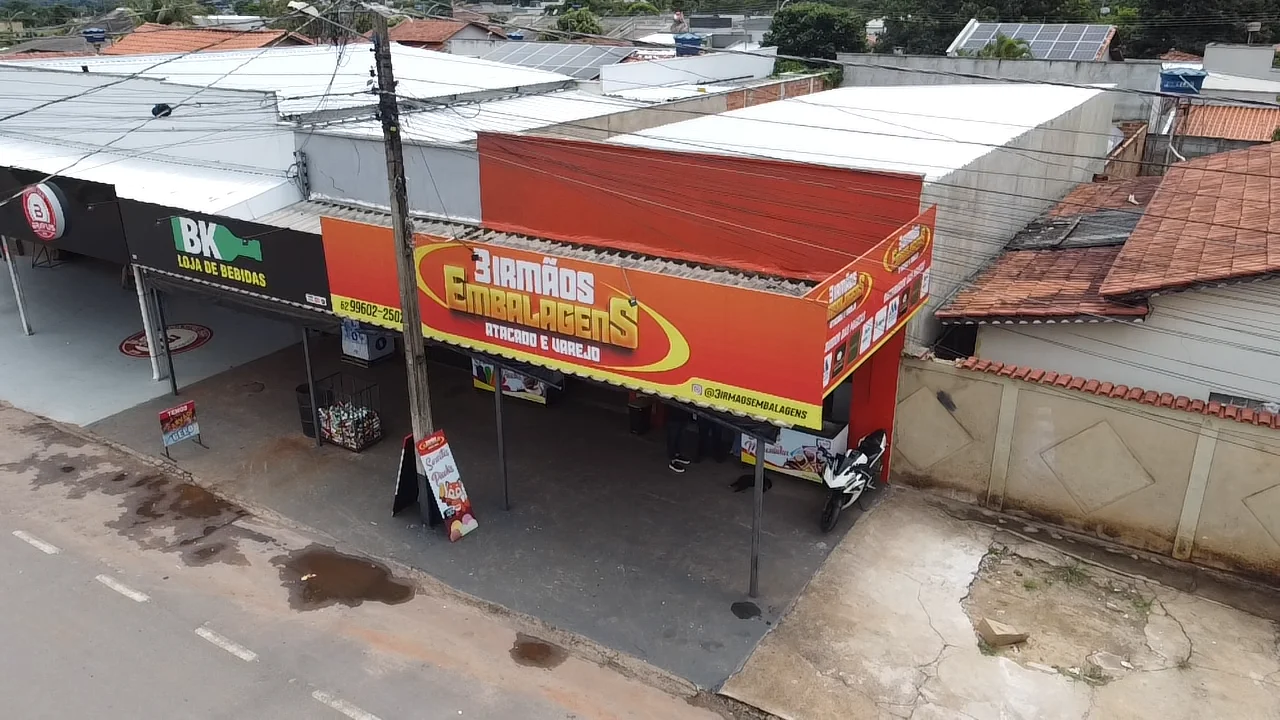 Vista aérea da loja Três Irmãos Embalagens em Trindade, GO